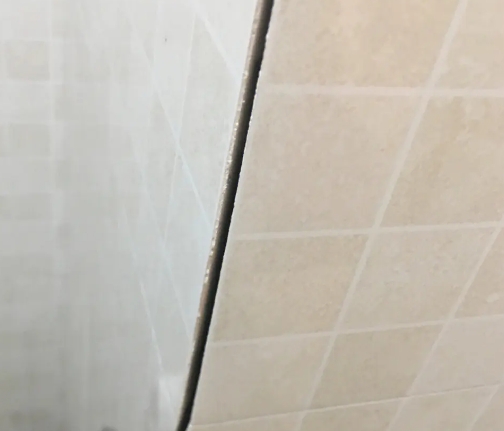岳阳楼瓷砖空鼓维修公司分享阳台瓷砖脱落的修复过程可以分为以下几个步骤