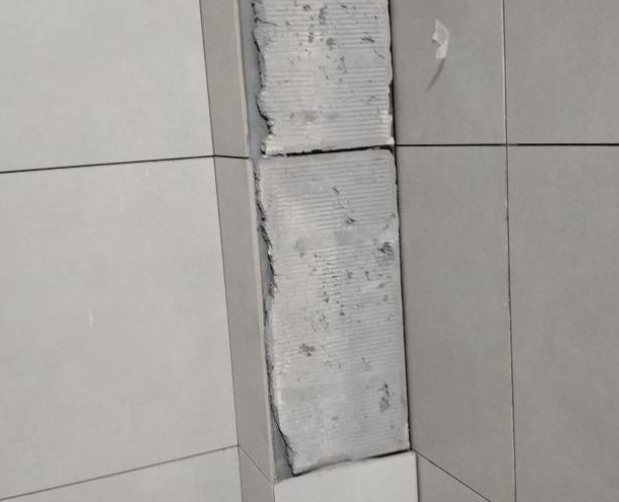 岳阳楼瓷砖空鼓维修公司分享下瓷砖施工前基层浇水润湿程度不足，可能导致以下问题