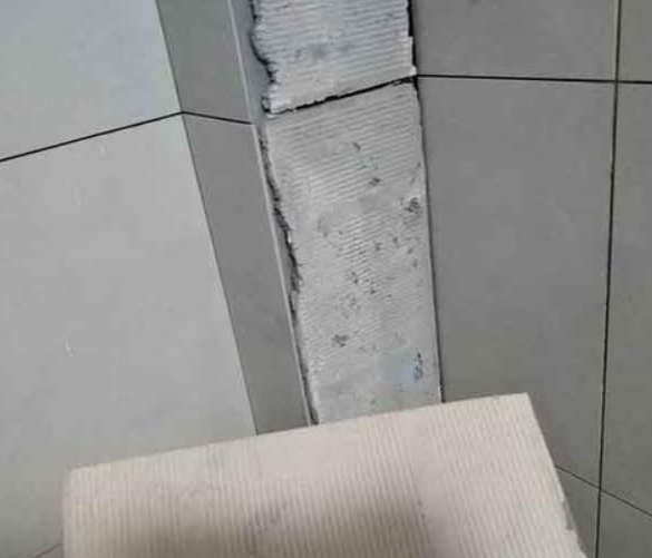 岳阳楼瓷砖空鼓维修公司分享下厨房瓷砖脱落的补救措施。